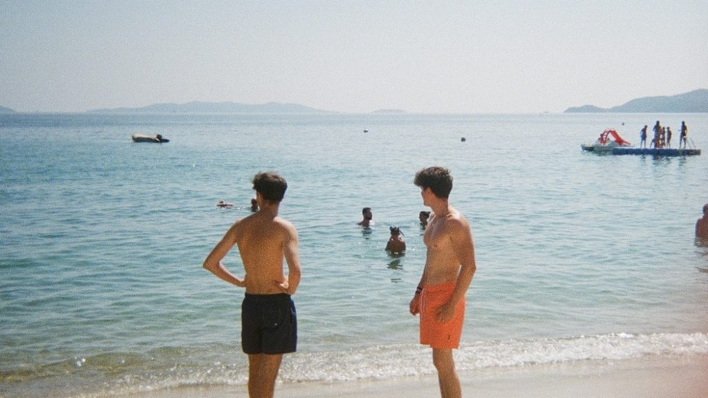 le H et alex a la plage